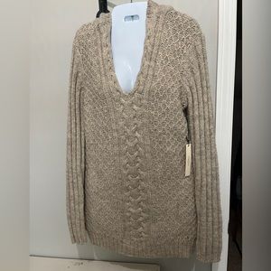 Vertigo Long Sleeved Hooded Pullover Sweatet